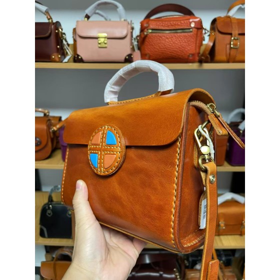 Handmade, thickened top-grain vegetable-tanned leather, heavily oiled waxed leather, hand-stitched tote bag